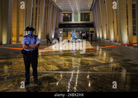 A police officer on standby after cordoning off Langham Place Mall during attempted street protests, Mongkok, Hong Kong, China, on 11th August 2020. (Photo by Tommy Walker/NurPhoto) Stock Photo