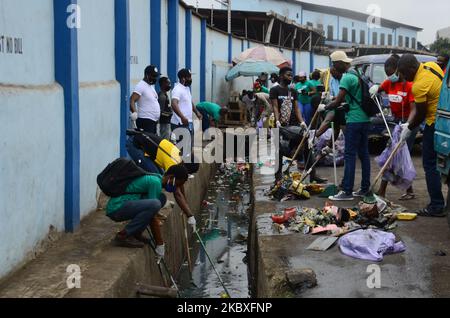 Groups of volunteers picking waste on the road sides and drainages in Lagos, Nigeria on August 23, 2020. A non-governmental organization African Clean-Up Initiative (ACI) partnered with NGOâ€™s and volunteers to clean up motor parks in Town Planning Way, Oshodi under bridge, Anthony and Ilupeju and also clean up 13 streets along Ilupeju, Oshodi area. A global social action program aimed at combating the global solid waste problem, in preparation toward expected rainfall and flood in Nigeria. (Photo by Olukayode Jaiyeola/NurPhoto) Stock Photo