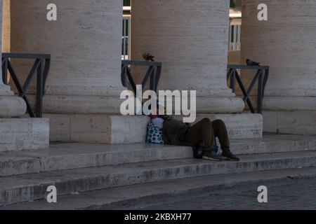 High temperatures and covid19 empty the streets of the center of Rome, Italy, on August 24, 2020. Many checks for masks, few tourists in the streets of the hot Roman summer 2020. A homeless man rests in the shadow of the colonnade of San Pietro, during the hottest hours (Photo by Riccardo Fabi/NurPhoto) Stock Photo