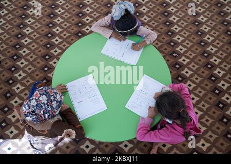 Syrian students take a math lesson in a refugee camp near Syrian-Turkish borders in Idlib, Syria, on August 25, 2020. (Photo by Karam Almasri/NurPhoto) Stock Photo