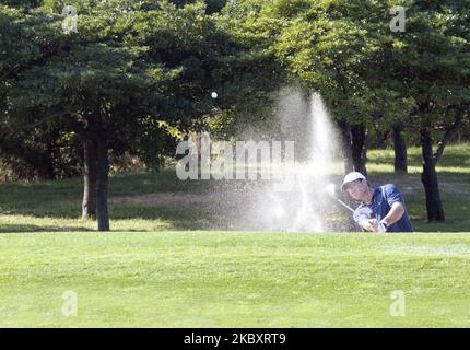 Nick Faldo try to escape from bunker at a PGA TOUR Championship 1 round eighth green bunker in Jeju on Nov 25, 2004, South Korea. (Photo by Seung-il Ryu/NurPhoto) Stock Photo