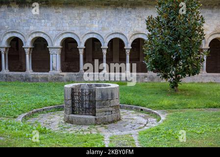 Cloister and details of the capitals of the cathedral of Girona (Catalonia, Spain) ESP: Claustro y detalles de los capiteles de la catedral de Gerona Stock Photo