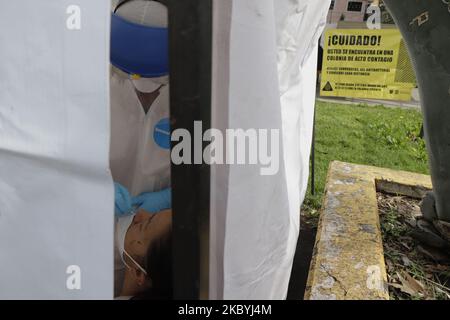 Medical personnel perform free COVID-19 tests at a health kiosk at CTM Culhuacán, Coyoacán, during the health emergency in Mexico City, Mexico, on September 10, 2020. Until today, the figures confirmed by the Ministry of Health, register 647 thousand 507 confirmed cases of COVID-19 in Mexico, 69 thousand 095 deaths and 454 thousand 982 recoveries. (Photo by Gerardo Vieyra/NurPhoto) Stock Photo