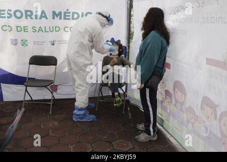 Medical personnel perform free COVID-19 tests at a health kiosk at CTM Culhuacán, Coyoacán, during the health emergency in Mexico City, Mexico, on September 10, 2020. Until today, the figures confirmed by the Ministry of Health, register 647 thousand 507 confirmed cases of COVID-19 in Mexico, 69 thousand 095 deaths and 454 thousand 982 recoveries. (Photo by Gerardo Vieyra/NurPhoto) Stock Photo