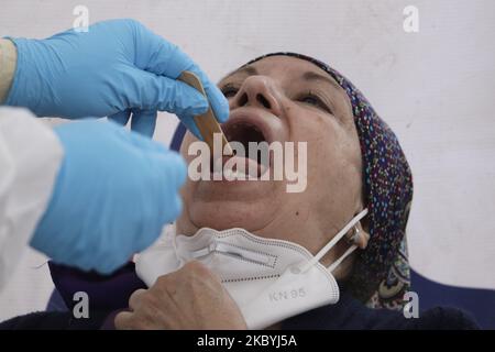 Medical personnel perform free COVID-19 tests at a health kiosk at CTM Culhuacán, Coyoacán, during the health emergency in Mexico City, Mexico, on September 10, 2020. Until today, the figures confirmed by the Ministry of Health, register 647 thousand 507 confirmed cases of COVID-19 in Mexico, 69 thousand 095 deaths and 454 thousand 982 recoveries. (Photo by Gerardo Vieyra/NurPhoto) Stock Photo