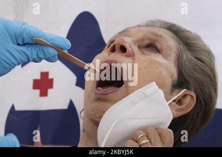 Medical personnel perform free COVID-19 tests at a health kiosk at CTM Culhuacán, Coyoacán, during the health emergency in Mexico City, Mexico, on September 10, 2020. Until today, the figures confirmed by the Ministry of Health, register 647 thousand 507 confirmed cases of COVID-19 in Mexico, 69 thousand 095 deaths and 454 thousand 982 recoveries. (Photo by Gerardo Vieyra/NurPhoto) Stock Photo