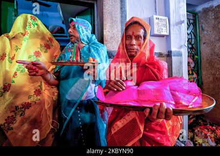 Bhadreswar, India. 03rd Nov, 2022. Hindu men seen dressed up as women (saree) to make the final worship before the immersion of Hindu goddess jagadhatri as per Traditional myth & culture. The 230-year-old jagadhatri Puja with its distinctive 'devi-baran' - last day Puja ritual where a man dresses up as a woman for the sake of good health, a suitable life partner, and the well-being of their family as per traditional myth & culture. On the same day the immersion of the goddess takes place. Credit: SOPA Images Limited/Alamy Live News Stock Photo