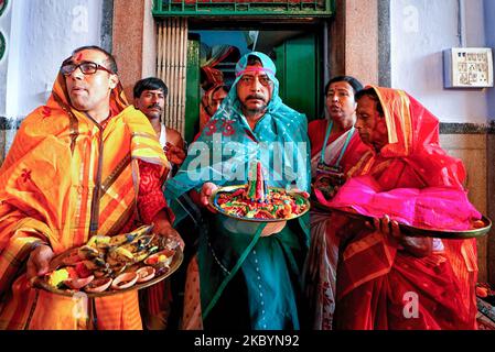 Bhadreswar, India. 03rd Nov, 2022. Hindu men seen dressed up as women (saree) to make the final worship before the immersion of Hindu goddess jagadhatri as per Traditional myth & culture. The 230-year-old jagadhatri Puja with its distinctive 'devi-baran' - last day Puja ritual where a man dresses up as a woman for the sake of good health, a suitable life partner, and the well-being of their family as per traditional myth & culture. On the same day the immersion of the goddess takes place. Credit: SOPA Images Limited/Alamy Live News Stock Photo