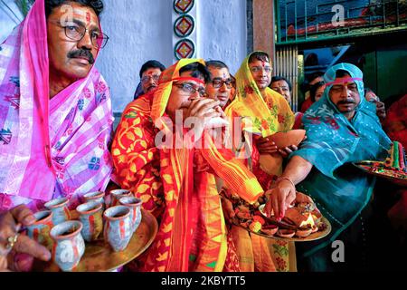 Bhadreswar, India. 03rd Nov, 2022. Hindu men seen dressed up as women (saree) to make the final worship before the immersion of Hindu goddess jagadhatri as per Traditional myth & culture. The 230-year-old jagadhatri Puja with its distinctive 'devi-baran' - last day Puja ritual where a man dresses up as a woman for the sake of good health, a suitable life partner, and the well-being of their family as per traditional myth & culture. On the same day the immersion of the goddess takes place. (Photo by Avishek Das/SOPA Images/Sipa USA) Credit: Sipa USA/Alamy Live News Stock Photo