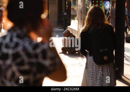 A homeless man sits on Oxford Street in London, England, on September 16, 2020. While the UK continues to edge towards economic recovery some 3,991 new coronavirus cases were recorded today, in what is the highest daily figure in the country since May 8. Prime Minister Boris Johnson meanwhile today told a parliamentary committee that he did not want a second national lockdown as part of the ongoing response to the covid-19 crisis. (Photo by David Cliff/NurPhoto) Stock Photo