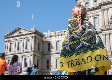 A young girl wraps herself in a Gadsen flag that states, 'Don't Tread On Me' at the annual Constitution Day - Second Amendment rally held at the Michigan State Capitol building in Lansing, Michigan on September 17, 2020. The flag stands as a symbol against oppressive governments and policies dating back to its creation during the American Revolution. (Photo by Adam J. Dewey/NurPhoto) Stock Photo