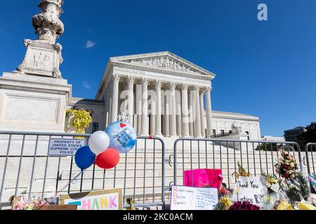 Flowers are placed at the Supreme Court as people mourn the death of Associate Justice Ruth Bader Ginsburg, in Washington, D.C. September 20, 2020. (Photo by Aurora Samperio/NurPhoto) Stock Photo
