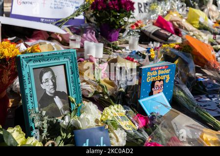 Flowers are placed at the Supreme Court as people mourn the death of Associate Justice Ruth Bader Ginsburg, in Washington, D.C. September 20, 2020. (Photo by Aurora Samperio/NurPhoto) Stock Photo