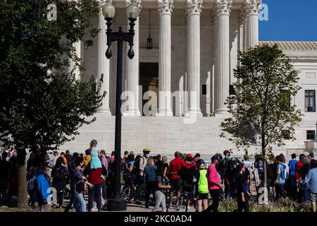 People gather to mourn the death of Associate Justice Ruth Bader Ginsburg at the Supreme Court in Washington, D.C. September 20, 2020. (Photo by Aurora Samperio/NurPhoto) Stock Photo