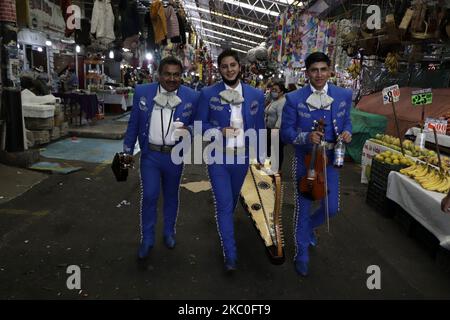 Mariachis walk the aisles of the Jamaica Market to celebrate the 63rd anniversary of the La Merced and Mixcalco Markets, which were founded on September 23, 1957 by the then president of Mexico, Adolfo Ruíz Cortines. With a small mass, mariachi music and balloons that decorated their corridors, this is how the merchants received their customers to buy fruits, vegetables, meats, Mexican snacks, among others. On September 23, 2020 in Mexico City, Mexico. (Photo by Gerardo Vieyra/NurPhoto) Stock Photo