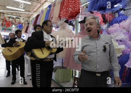 Mariachis walk the aisles of the Mixcalco Market to celebrate the 63rd anniversary of the La Merced and Jamaica Markets, which were founded on September 23, 1957 by the then president of Mexico, Adolfo Ruíz Cortines. With a small mass, mariachi music and balloons that decorated their corridors, this is how the merchants received their customers to buy fruits, vegetables, meats, Mexican snacks, among others. On September 23, 2020 in Mexico City, Mexico. (Photo by Gerardo Vieyra/NurPhoto) Stock Photo