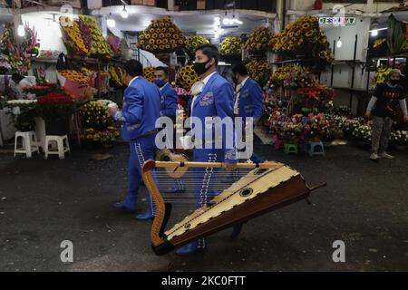 Mariachis walk the aisles of the Jamaica Market to celebrate the 63rd anniversary of the La Merced and Mixcalco Markets, which were founded on September 23, 1957 by the then president of Mexico, Adolfo Ruíz Cortines. With a small mass, mariachi music and balloons that decorated their corridors, this is how the merchants received their customers to buy fruits, vegetables, meats, Mexican snacks, among others. On September 23, 2020 in Mexico City, Mexico. (Photo by Gerardo Vieyra/NurPhoto) Stock Photo