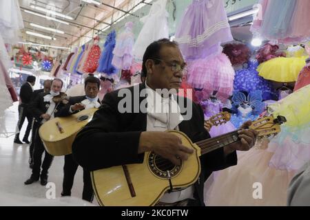 Mariachis walk the aisles of the Mixcalco Market to celebrate the 63rd anniversary of the La Merced and Jamaica Markets, which were founded on September 23, 1957 by the then president of Mexico, Adolfo Ruíz Cortines. With a small mass, mariachi music and balloons that decorated their corridors, this is how the merchants received their customers to buy fruits, vegetables, meats, Mexican snacks, among others. On September 23, 2020 in Mexico City, Mexico. (Photo by Gerardo Vieyra/NurPhoto) Stock Photo