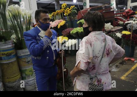 Mariachis walk the aisles of the Jamaica Market to celebrate the 63rd anniversary of the La Merced and Mixcalco Markets, which were founded on September 23, 1957 by the then president of Mexico, Adolfo Ruíz Cortines. With a small mass, mariachi music and balloons that decorated their corridors, this is how the merchants received their customers to buy fruits, vegetables, meats, Mexican snacks, among others. On September 23, 2020 in Mexico City, Mexico. (Photo by Gerardo Vieyra/NurPhoto) Stock Photo