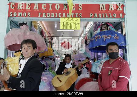 Mariachis walk the aisles of the Mixcalco Market to celebrate the 63rd anniversary of the La Merced and Jamaica Markets, which were founded on September 23, 1957 by the then president of Mexico, Adolfo Ruíz Cortines. With a small mass, mariachi music and balloons that decorated their corridors, this is how the merchants received their customers to buy fruits, vegetables, meats, Mexican snacks, among others. On September 23, 2020 in Mexico City, Mexico. (Photo by Gerardo Vieyra/NurPhoto) Stock Photo