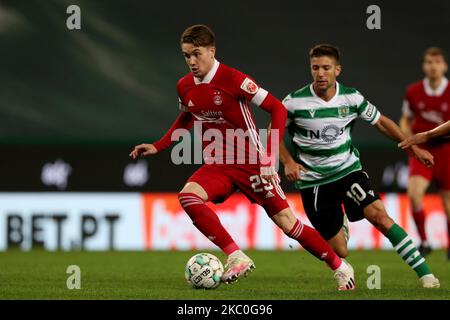 Scott Wright of Aberdeen FC (L) vies with Luciano Vietto of Sporting CP during the UEFA Europa League third qualifying round football match between Sporting CP and Aberdeen FC at Jose Alvalade stadium in Lisbon, Portugal, on September 24, 2020. (Photo by Pedro FiÃºza/NurPhoto) Stock Photo