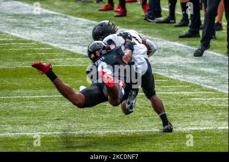 Army running back Tyrell Robinson (21) runs the ball upfield during an ...