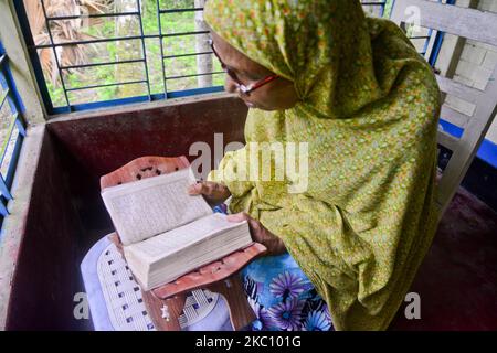 A village Muslim woman reads the Al Quran at morning in her home in Jamalpur District, Bangladesh, on October 01, 2020 (Photo by Mamunur Rashid/NurPhoto) Stock Photo