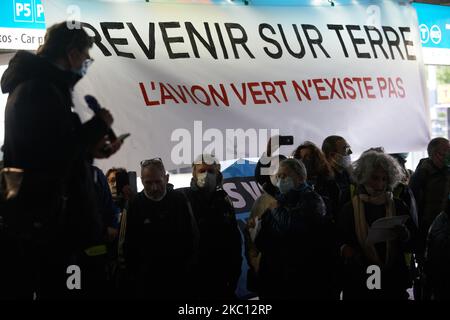 The banner reads 'Coming back on Earth, the green plane doesn't exist'. '. Several organizations like ANV-COP21, Youths for Climate or XR called for a march towards the Toulouse's airport to denounce the environmental impact of air transport (both passengers and cargoes). They want countries to control aviation traffic and reduce it because it's a net emitter of greenhouse gases. They also say that an hydrogen plane is possible but also a pollutant due to the need to produce hydrogen. A trade union, the CGT, was there to demand a conversion of aviation industry to something more greener. Simil Stock Photo