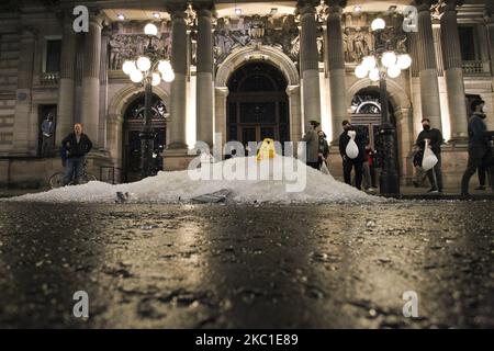 Glasgow hospitality workers dump leftover ice from tonight's service outside the City Chambers on October 09, 2020 in Glasgow, Scotland. This comes as protest to pubs and restaurants in the central belt that sell alcohol being forced to close as new coronavirus measures come into effect at 6pm Friday, these restrictions are scheduled to last until October 25th. (Photo by Ewan Bootman/NurPhoto) Stock Photo