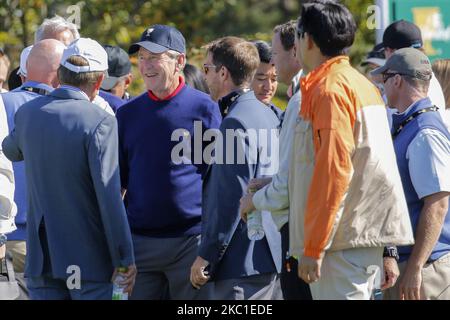 Former United States President George W Bush attend game opening on the 1th tee during the PGA Presidents Cup 4Ball Match at the Jack Nicklaus GC in Incheon, South Korea. (Photo by Seung-il Ryu/NurPhoto) Stock Photo