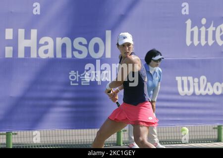 Elizaveta Kulichkova of RUS and Vavara Lepchenko of USA play a match during the WTA Korea Open Third Round at Olympic Park Tennis Court in Seoul, South Korea on September 24, 2015. Elizaveta Kulichkova Match won score by 6-3,6-4. (Photo by Seung-il Ryu/NurPhoto) Stock Photo