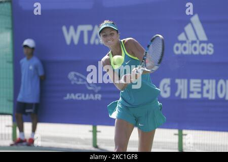 Elizaveta Kulichkova of RUS and Vavara Lepchenko of USA play a match during the WTA Korea Open Third Round at Olympic Park Tennis Court in Seoul, South Korea on September 24, 2015. Elizaveta Kulichkova Match won score by 6-3,6-4. (Photo by Seung-il Ryu/NurPhoto) Stock Photo
