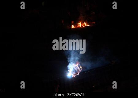 A welder working on a construction site and others keep themselves warm by lighting a wood fire around late evening amid heavy pollution as air quality deteriorates across Delhi NCR near Mayur Vihar Ext. area on October 16, 2020 in New Delhi, India. The national capital witnesses a spike in the levels of air pollution almost every year during winter due to various conditions including construction activity and the stubble burning in neighbouring states. (Photo by Mayank Makhija/NurPhoto) Stock Photo