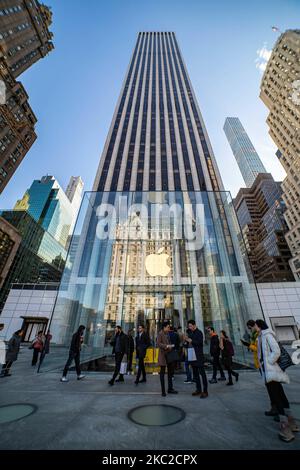 Apple flagship retail store in Fifth in New York City with the Iconic glass cube design from Peter Bohlin that received multiple architectural and design awards and the hanging Apple logo between the skyscrapers of the NY skyline. The American tech giant sells various Apple products, including Mac personal computers, iPhone smartphones, iPad tablet computers, iPod portable media players, Apple Watch smartwatches, Apple TV digital media players, software, and selected third-party accessories. The first Apple Stores were opened in May 2001 by the CEO Steve Jobs. The store is a landmark for the F Stock Photo
