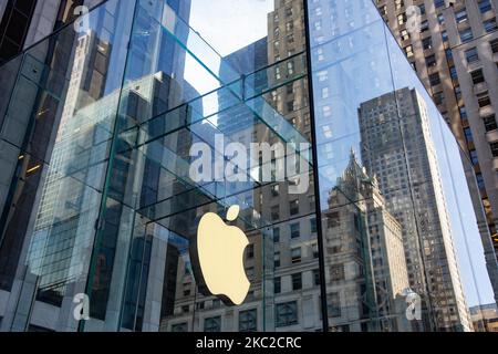 Apple flagship retail store in Fifth in New York City with the Iconic glass cube design from Peter Bohlin that received multiple architectural and design awards and the hanging Apple logo between the skyscrapers of the NY skyline. The American tech giant sells various Apple products, including Mac personal computers, iPhone smartphones, iPad tablet computers, iPod portable media players, Apple Watch smartwatches, Apple TV digital media players, software, and selected third-party accessories. The first Apple Stores were opened in May 2001 by the CEO Steve Jobs. The store is a landmark for the F Stock Photo