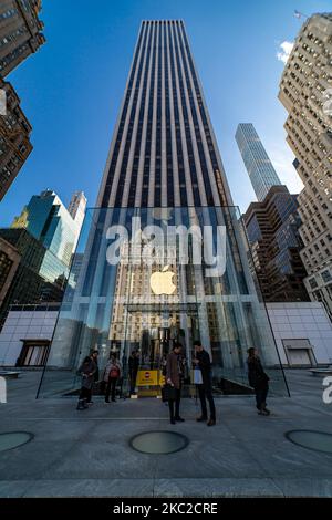 Apple flagship retail store in Fifth in New York City with the Iconic glass cube design from Peter Bohlin that received multiple architectural and design awards and the hanging Apple logo between the skyscrapers of the NY skyline. The American tech giant sells various Apple products, including Mac personal computers, iPhone smartphones, iPad tablet computers, iPod portable media players, Apple Watch smartwatches, Apple TV digital media players, software, and selected third-party accessories. The first Apple Stores were opened in May 2001 by the CEO Steve Jobs. The store is a landmark for the F Stock Photo