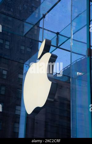 Apple flagship retail store in Fifth in New York City with the Iconic glass cube design from Peter Bohlin that received multiple architectural and design awards and the hanging Apple logo between the skyscrapers of the NY skyline. The American tech giant sells various Apple products, including Mac personal computers, iPhone smartphones, iPad tablet computers, iPod portable media players, Apple Watch smartwatches, Apple TV digital media players, software, and selected third-party accessories. The first Apple Stores were opened in May 2001 by the CEO Steve Jobs. The store is a landmark for the F Stock Photo