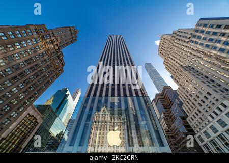 Apple flagship retail store in Fifth in New York City with the Iconic glass cube design from Peter Bohlin that received multiple architectural and design awards and the hanging Apple logo between the skyscrapers of the NY skyline. The American tech giant sells various Apple products, including Mac personal computers, iPhone smartphones, iPad tablet computers, iPod portable media players, Apple Watch smartwatches, Apple TV digital media players, software, and selected third-party accessories. The first Apple Stores were opened in May 2001 by the CEO Steve Jobs. The store is a landmark for the F Stock Photo