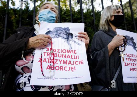 Anti-abortion prayers while The Constitutional Court was deciding to ban abortions for fetal indications, in Warsaw, Poland, on October 22, 2020. Women holds a call of 'Judges of the Court! Stop the abortion!'. Outside of the the court activists from both sides gathered in prayers for the judges to introduce the ban or in protest against limiting women reproductive rights. (Photo by Piotr Lapinski/NurPhoto) Stock Photo