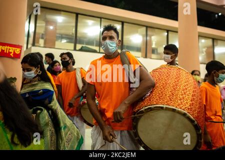 The temple musician is playing their instrument to celebrate Durga Puja, the biggest religious festival of the Bengali Hindu community, has begun on Thursday with the Maha Sashthi Puja at temples across the country. On October 25, 2020 in Dhaka, Bangladesh. (Photo by Istiak Karim/NurPhoto) Stock Photo