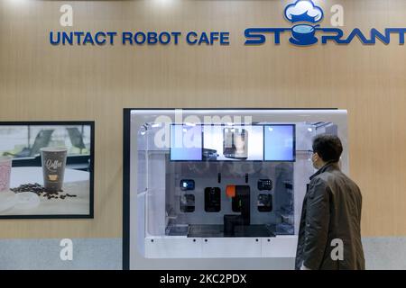 STORANT's artificial intelligence barista robot is demonstrating the process of making coffee during AI Expo Korea at Coex on October 27, 2020 in Seoul, South Korea. STORANT has developed and commercialized the world's finest smart barista system, in which robots manufacture coffee and transmit it to tables with customers. By December 2020, 15 stores will be opened in major cities nationwide. (Photo by Chris Jung/NurPhoto) Stock Photo