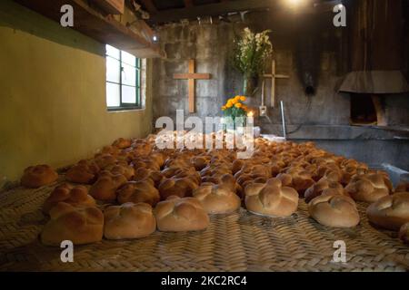 Traditional bread of the dead in Mexico City, Mexico on October 28, 2020. Every year on Dia de Muertos, Mexicans prepare to receive their deceased for whom they prepare an offering with food, drinks and decorations that remind them of it. One of the elements that is never missing for the offering as well as for eating in season is the traditional bread of the dead.On the slopes of the Popocatepetl volcano in the State of Mexico, is the town of Atlautla where, in an artisanal way, this bread is made. The Villanueva family has been making this delicious Mexican delicacy for 24 years that is seas Stock Photo