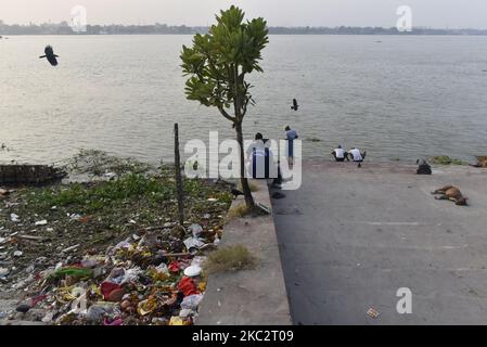 Garbage can be seen on one side of a ghat of the river Ganga during the immersion of a Goddess Durga (A Hindu goddess) in Kolkata, India, 28 October, 2020. (Photo by Indranil Aditya/NurPhoto) Stock Photo