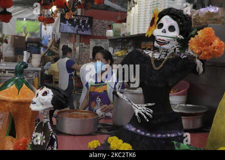 Offering in the food area of ??the La Lagunilla Market in Mexico City, with candles, marigold flowers, sugar skulls and catrinas, on the eve of Día de Muertos in Mexico. (Photo by Gerardo Vieyra/NurPhoto) Stock Photo