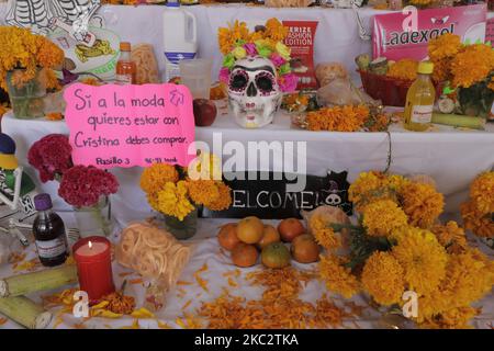 Offering in the food area of ??the La Lagunilla Market in Mexico City, with candles, marigold flowers, sugar skulls and catrinas, on the eve of Día de Muertos in Mexico. (Photo by Gerardo Vieyra/NurPhoto) Stock Photo