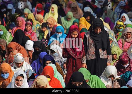 Kashmiri muslim women pray on the occasion of celebration of Mawlid-un-Nabi or Prophet Muhammad's (PBUH) birth anniversary in Dargah Hazratbal shrine in Srinagar, Kashmir, India on October 30, 2020. (Photo by Faisal Khan/NurPhoto) Stock Photo