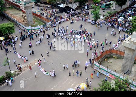 Bangladeshi Medical students stage a road block demonstration at Shahbagh intersection demanding online classes amid the coronavirus pandemic in Dhaka, Bangladesh, on November 1, 2020. (Photo by Mamunur Rashid/NurPhoto) Stock Photo