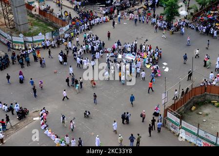 Bangladeshi Medical students stage a road block demonstration at Shahbagh intersection demanding online classes amid the coronavirus pandemic in Dhaka, Bangladesh, on November 1, 2020. (Photo by Mamunur Rashid/NurPhoto) Stock Photo