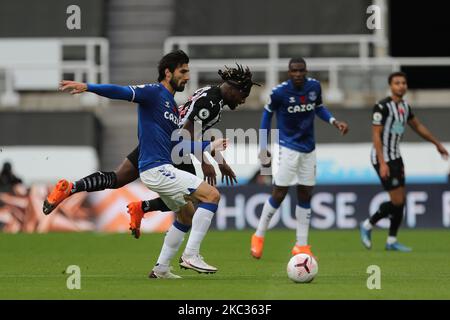 Andre Gomes of Everton in action with Newcastle United's Allan Saint-Maximin during the Premier League match between Newcastle United and Everton at St. James's Park, Newcastle on Sunday 1st November 2020. (Photo by Mark Fletcher/MI News/NurPhoto) Stock Photo