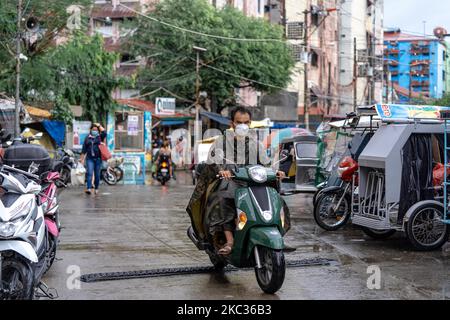 A scene from Tondo, Manila before Typhoon Goni. Metro Manila, Philippines on November 1, 2020. Super Typhoon Goni, the world's most powerful storm in four years, crashed through the Philippines on Sunday, smashing buildings, toppling trees, and causing floods and mudslides. (Photo by Mohd Sarajan/NurPhoto) Stock Photo